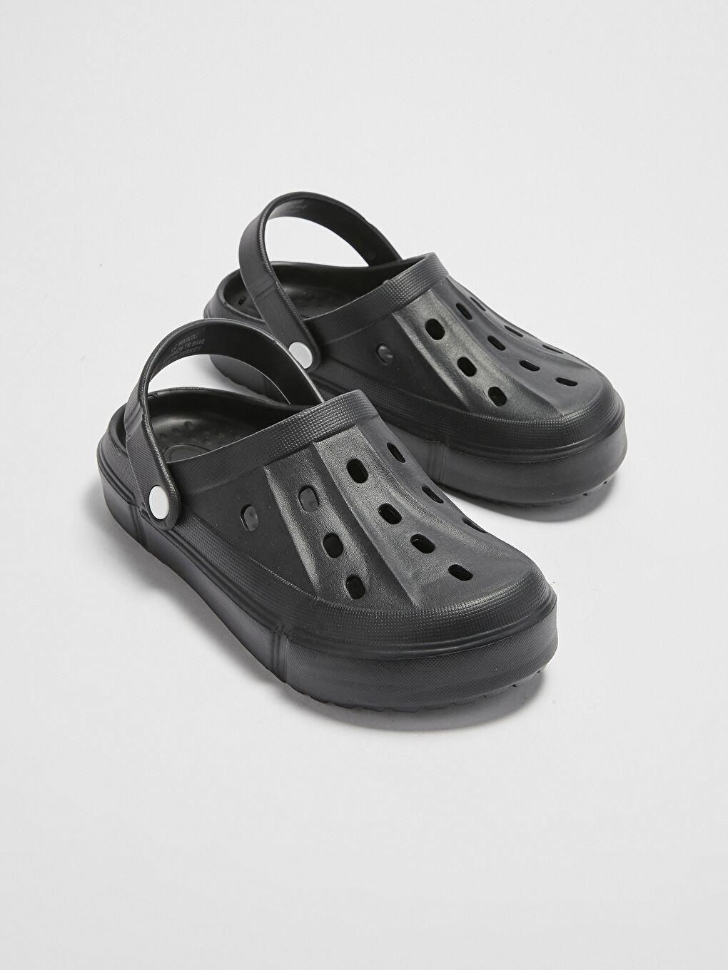 Siyah Delikli Görünümlü Erkek Sandalet-1