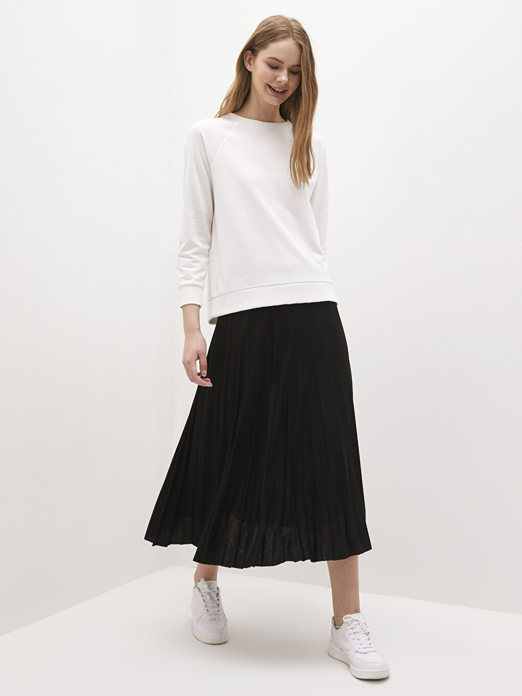 Siyah Beli Lastikli Pileli Kadın Etek-3