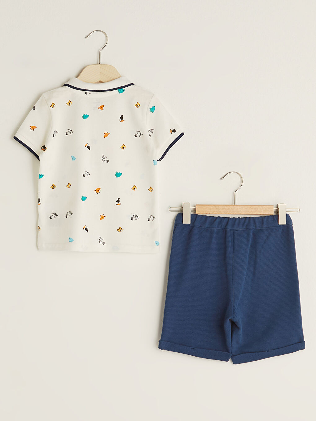 تيشيرت بياقة بولو كم قصير مطبوع وشورت طقم قطعتين للأولاد الرضع-1