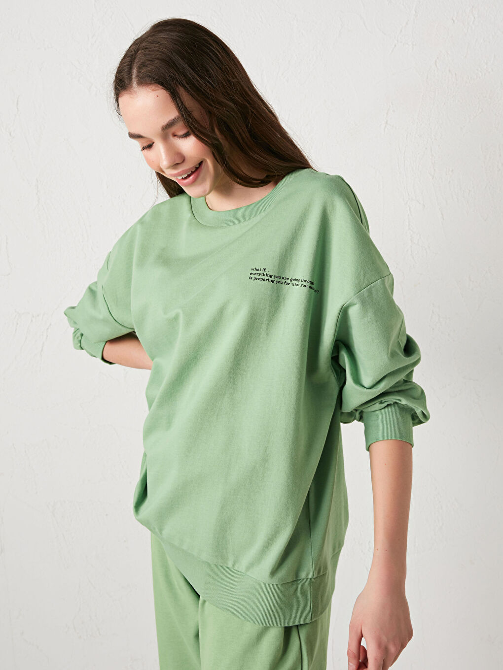 Sweat-shirt à manches longues imprimé avec slogan et col rond pour Femmes-1