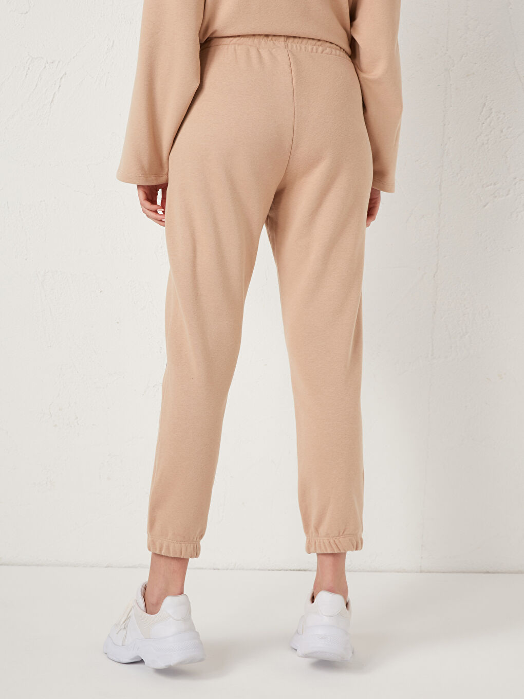 Спортивные брюки с эластичной резинкой на талии-4