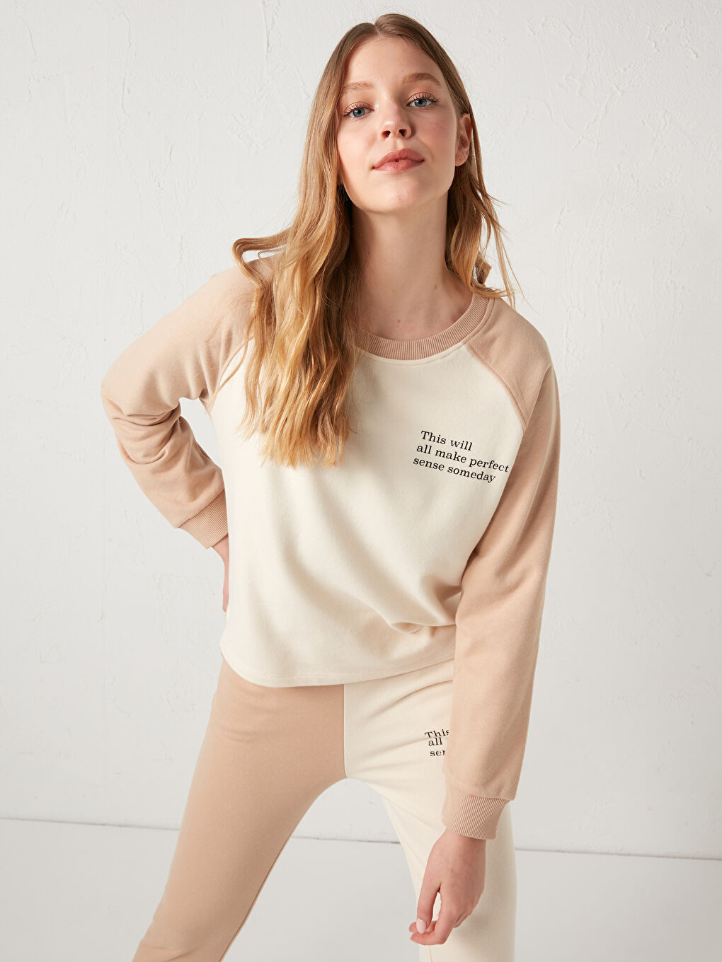 سويت شيرت بياقة دائرية مطبوع عليه شعار-1