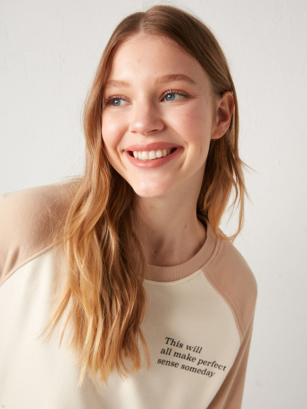 سويت شيرت بياقة دائرية مطبوع عليه شعار-2