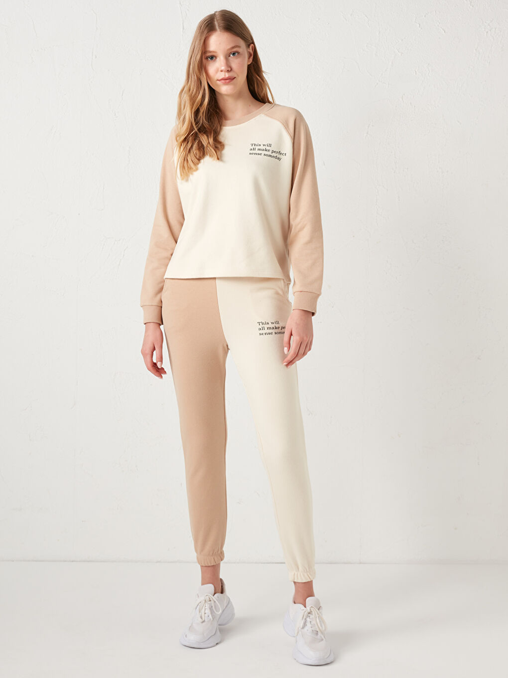 سويت شيرت بياقة دائرية مطبوع عليه شعار-3