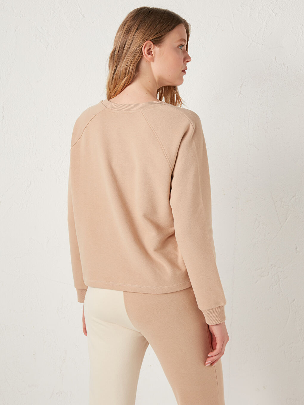 سويت شيرت بياقة دائرية مطبوع عليه شعار-4