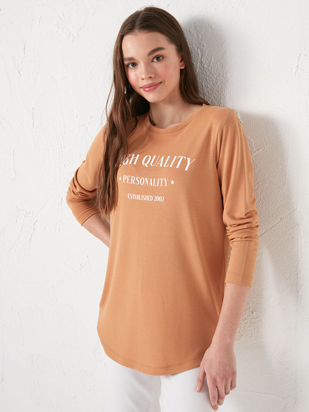 تيشيرت نسائي بأكمام طويلة وياقة دائرية مطبوع-1