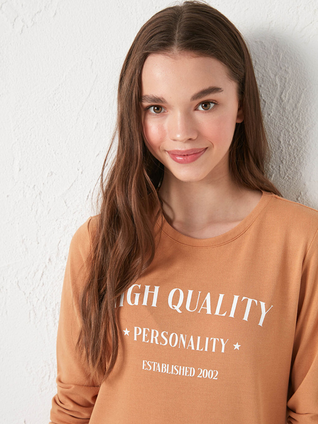 تيشيرت نسائي بأكمام طويلة وياقة دائرية مطبوع-2