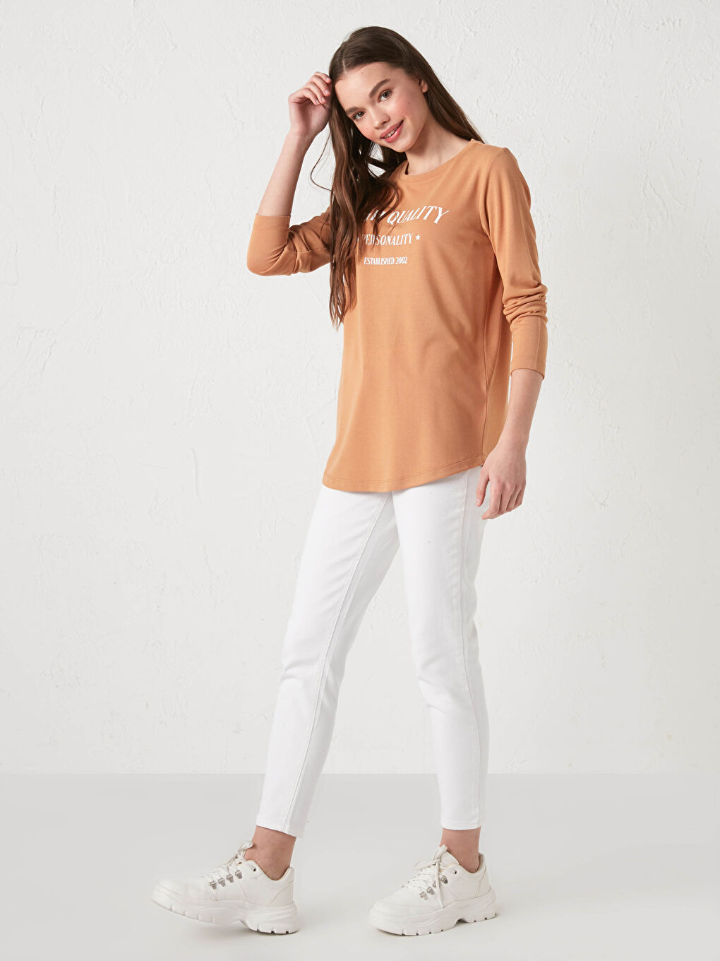 تيشيرت نسائي بأكمام طويلة وياقة دائرية مطبوع-3