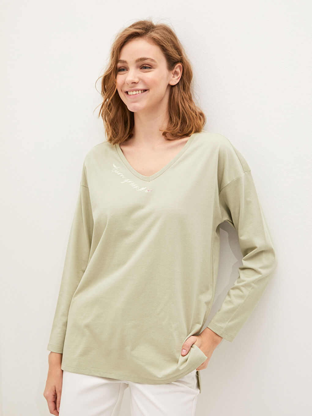 Yeşil V Yaka Nakışlı Uzun Kollu Kadın Tişört-5