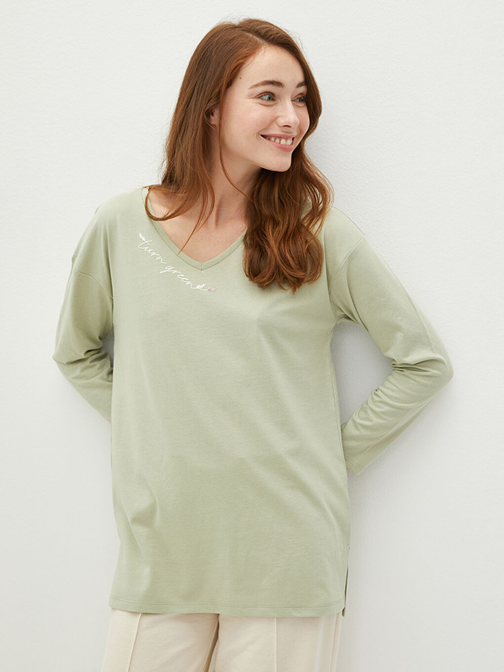 Yeşil V Yaka Nakışlı Uzun Kollu Kadın Tişört