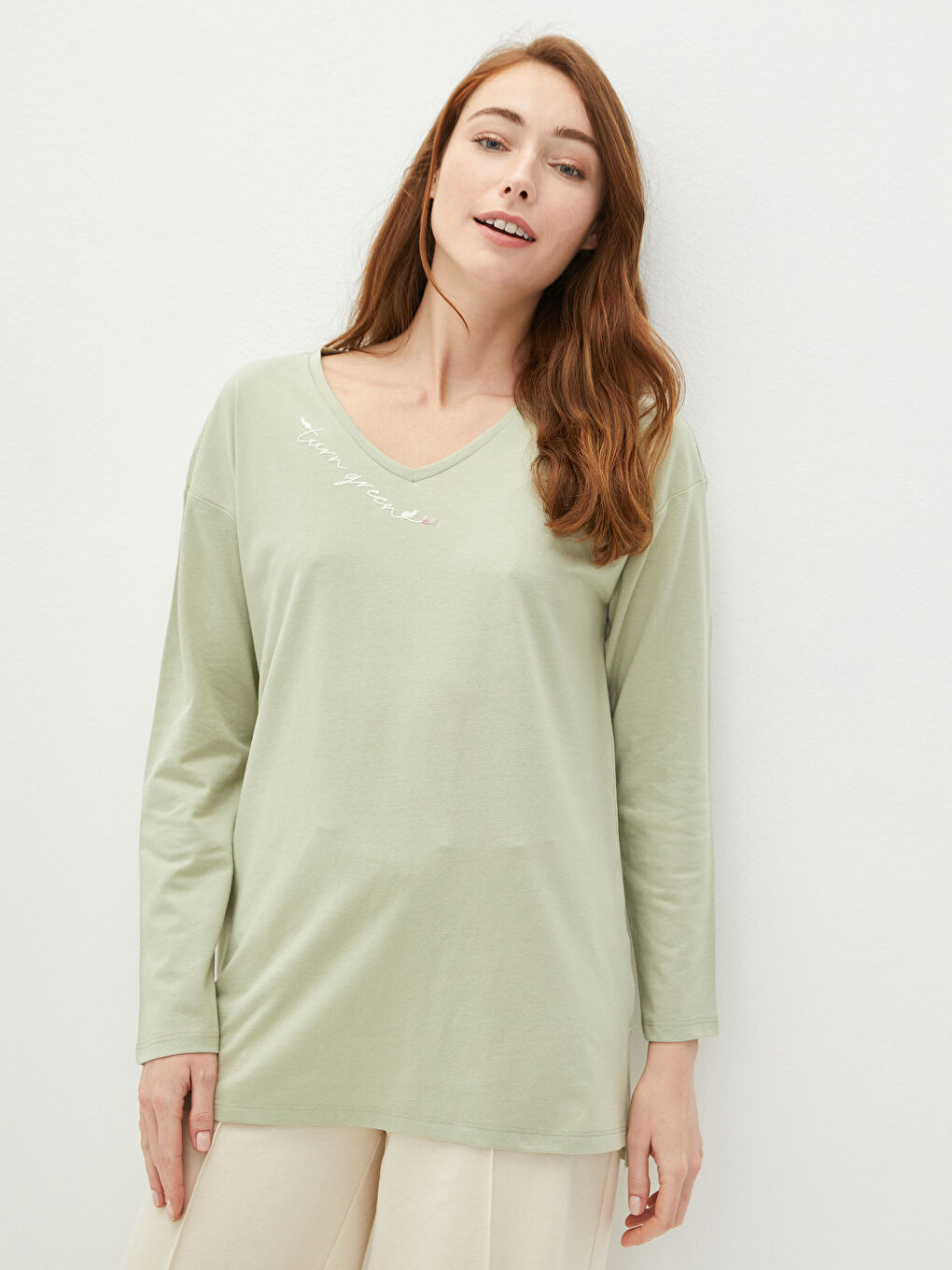 Yeşil V Yaka Nakışlı Uzun Kollu Kadın Tişört-1