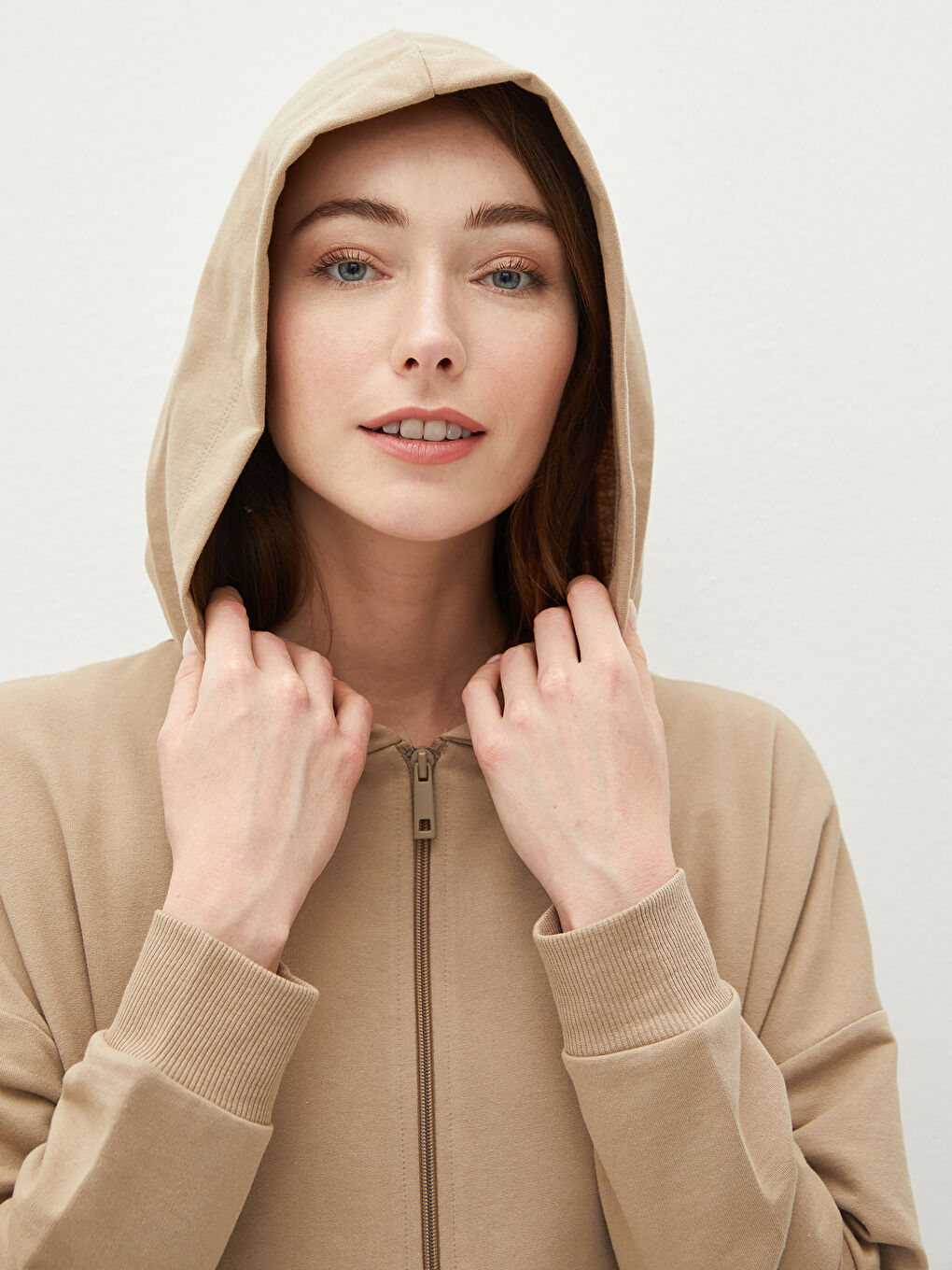 Bej Kapüşon Yaka Düz Fermuar Kapamalı Uzun Kollu Kadın Hırka-2