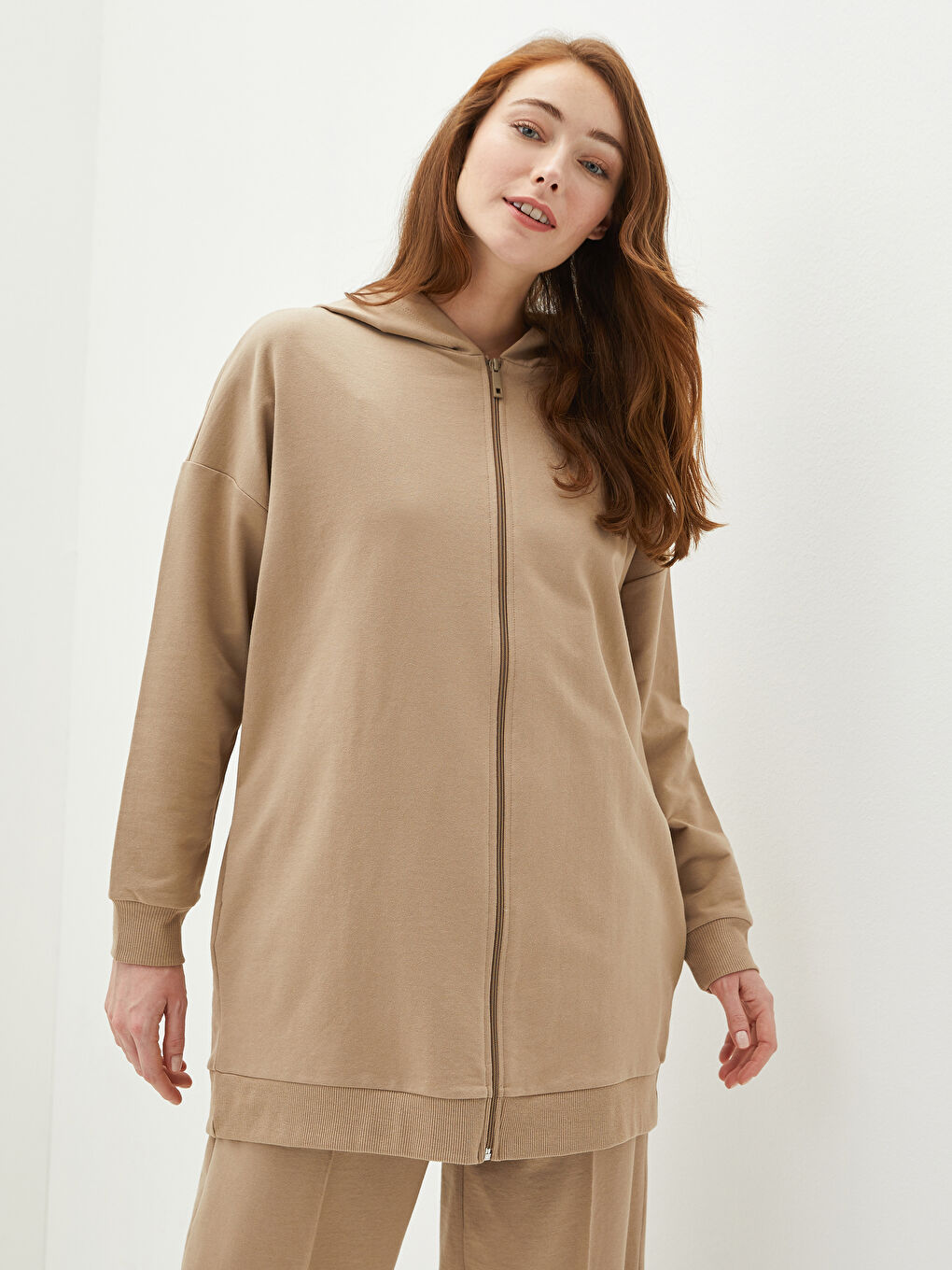 Bej Kapüşon Yaka Düz Fermuar Kapamalı Uzun Kollu Kadın Hırka