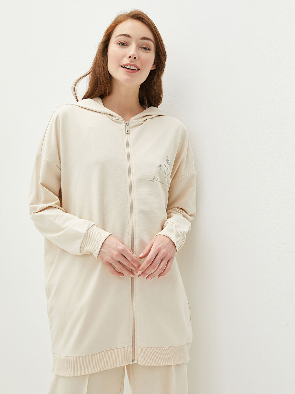 Gri Kapüşon Yaka Baskılı Uzun Kollu Kadın Spor Hırka-4