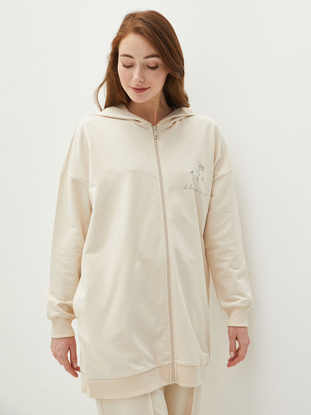 Gri Kapüşon Yaka Baskılı Uzun Kollu Kadın Spor Hırka