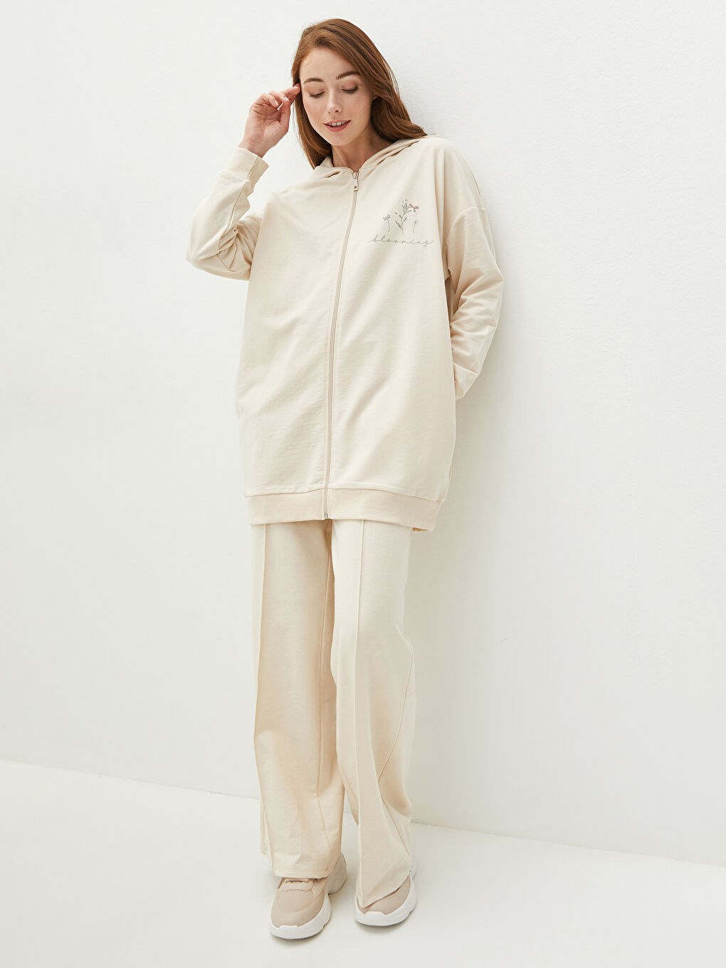 Gri Kapüşon Yaka Baskılı Uzun Kollu Kadın Spor Hırka-1