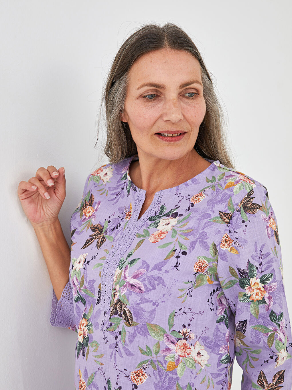 بلوزة قطنية مطبوعة بنقشة زهرية بياقة عالية للسيدات-1