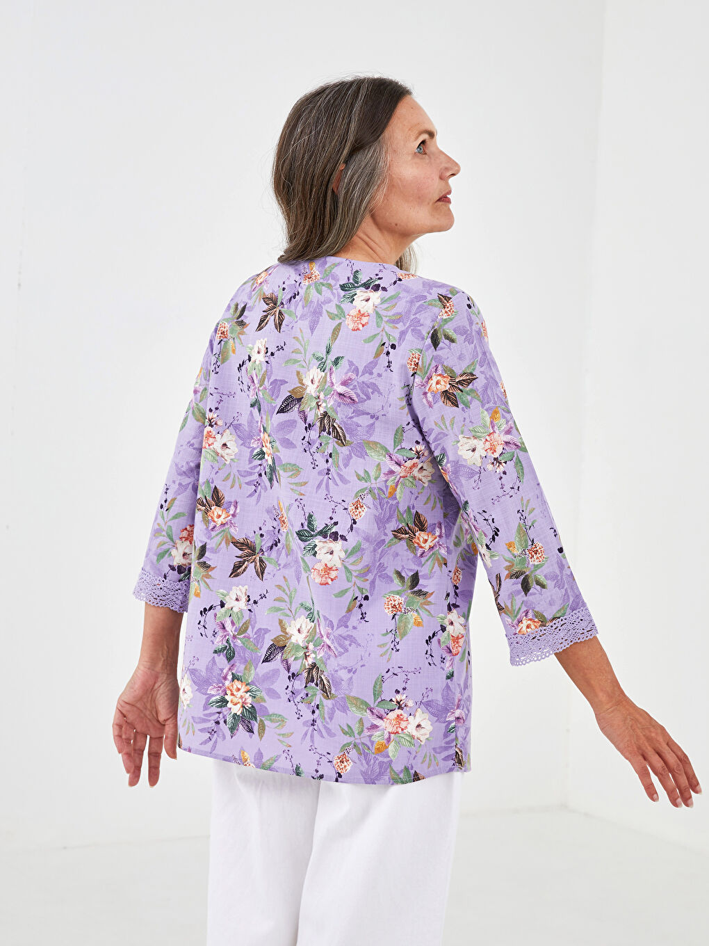 بلوزة قطنية مطبوعة بنقشة زهرية بياقة عالية للسيدات-4