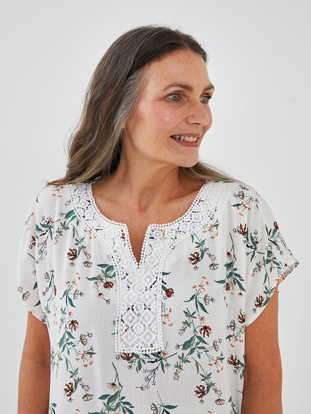 Блузка с вырезом Хенли, цветочным узором, коротким рукавом из жатой ткани для женщин-1