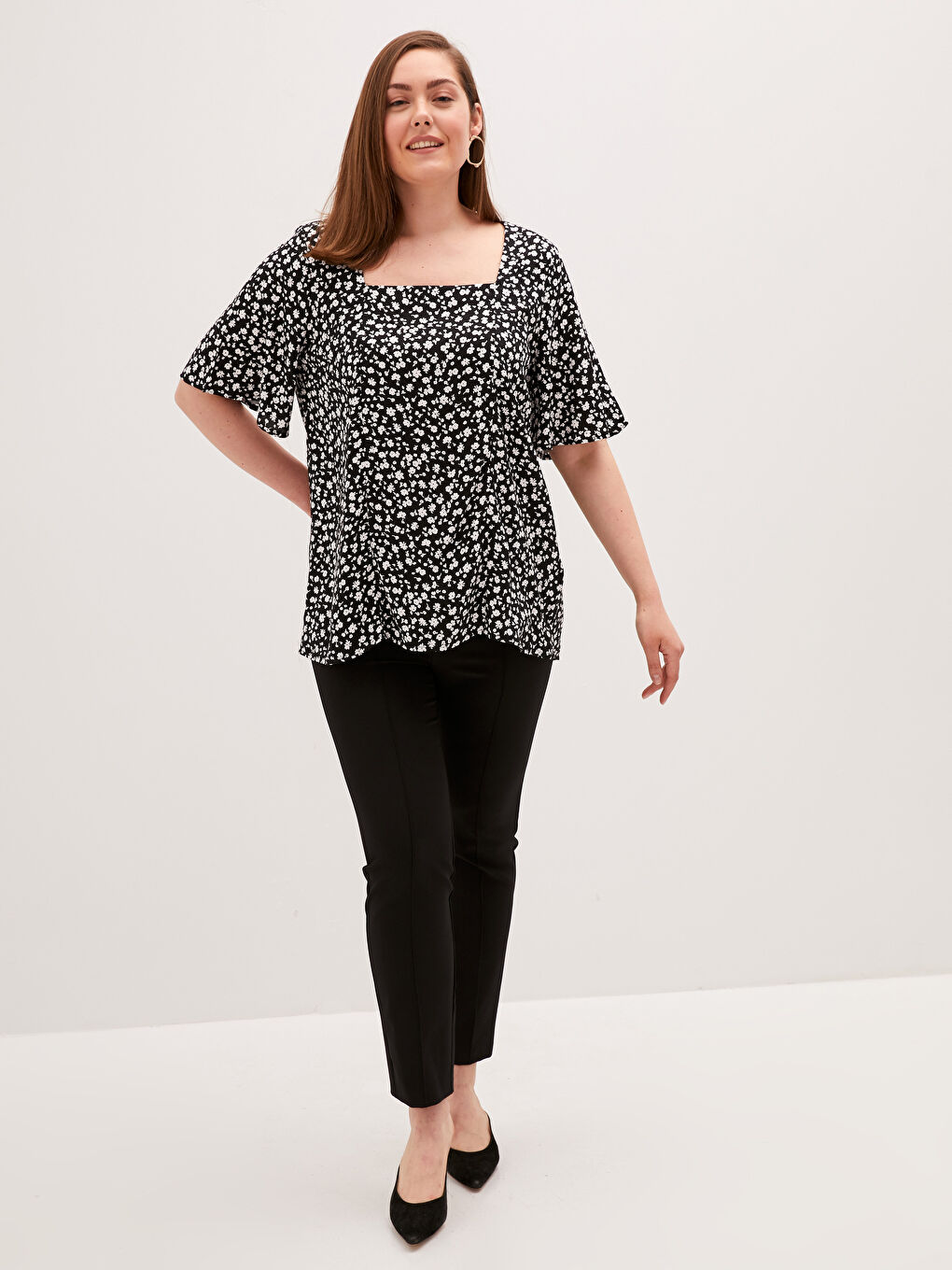 Siyah Kare Yaka Baskılı Kısa Kollu Viskon Kadın Bluz-1