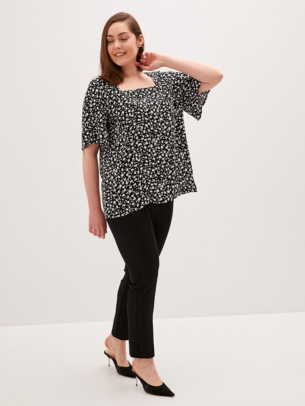 Siyah Kare Yaka Baskılı Kısa Kollu Viskon Kadın Bluz-2