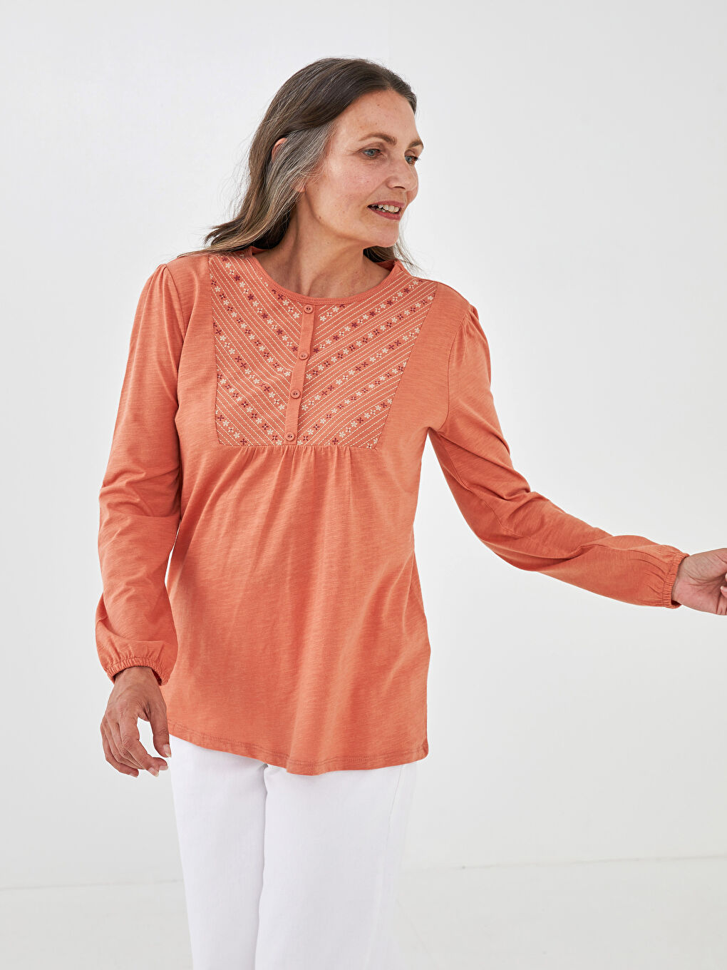 بلوزة نسائية بأكمام طويلة مطبوعة برقبة دائرية-1