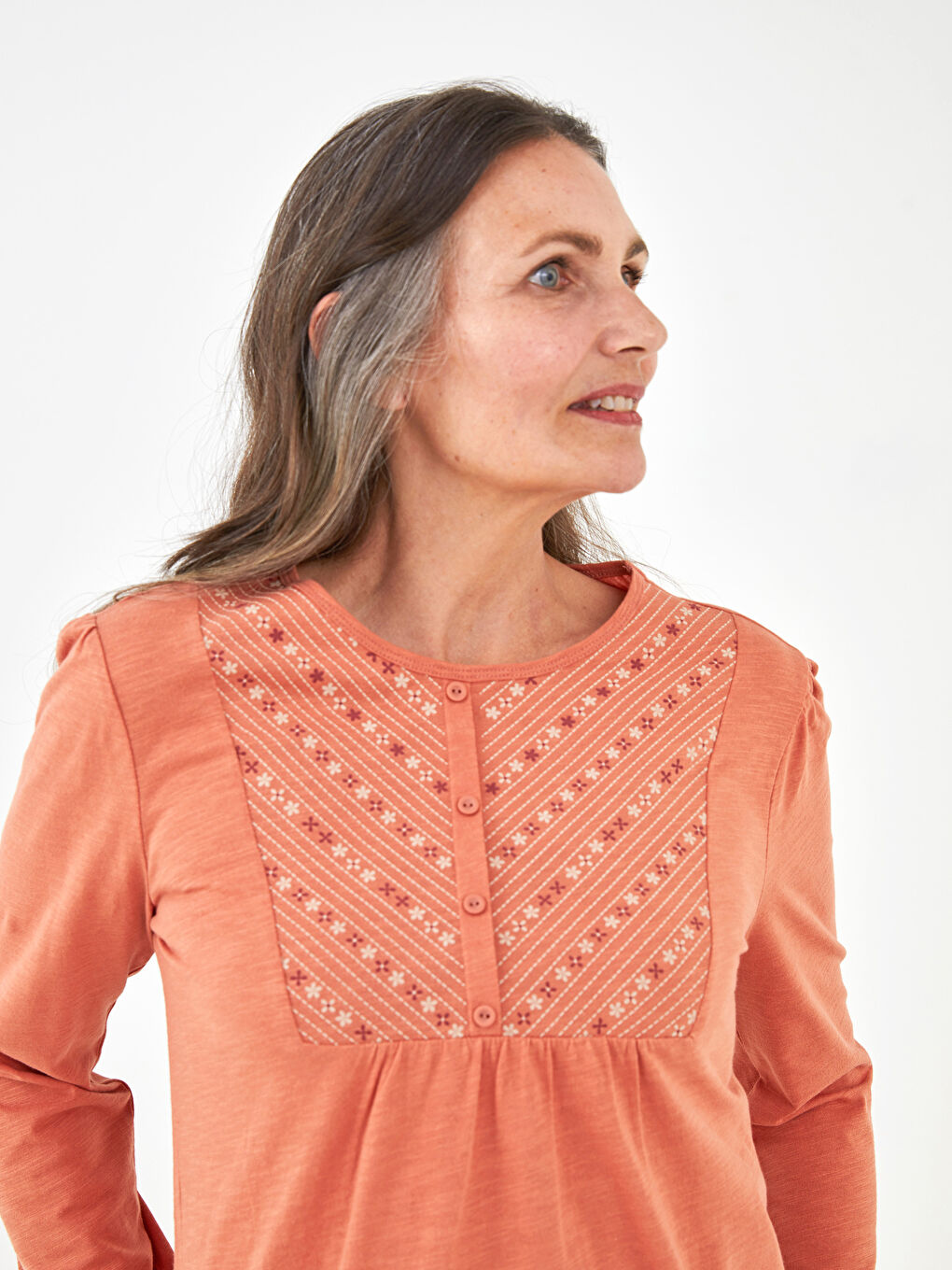 بلوزة نسائية بأكمام طويلة مطبوعة برقبة دائرية-2