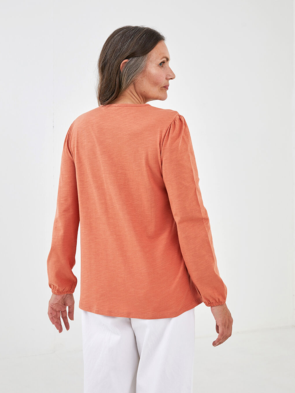 بلوزة نسائية بأكمام طويلة مطبوعة برقبة دائرية-3