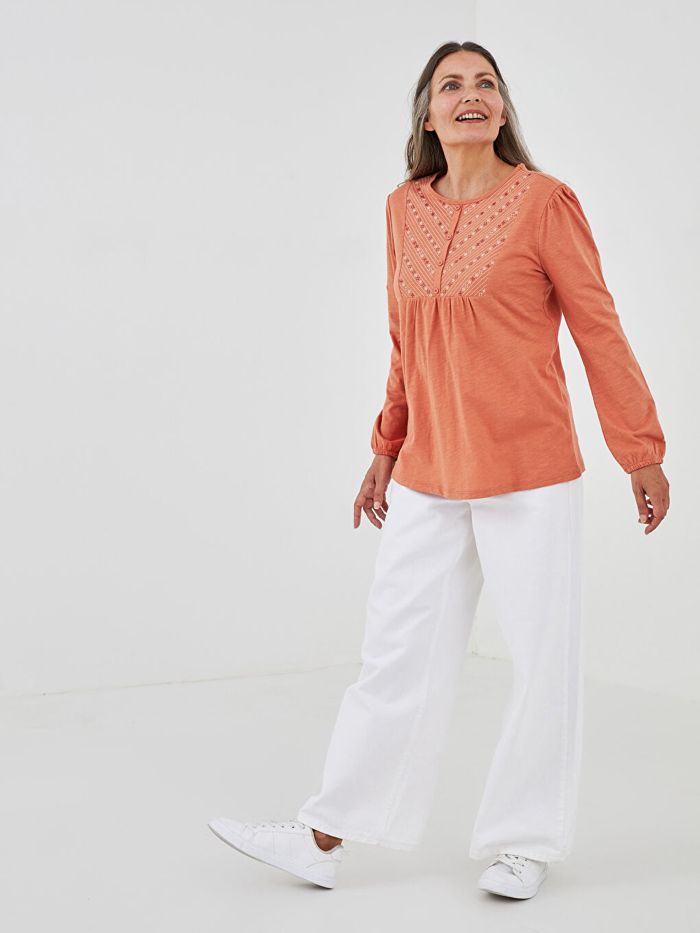 بلوزة نسائية بأكمام طويلة مطبوعة برقبة دائرية-4