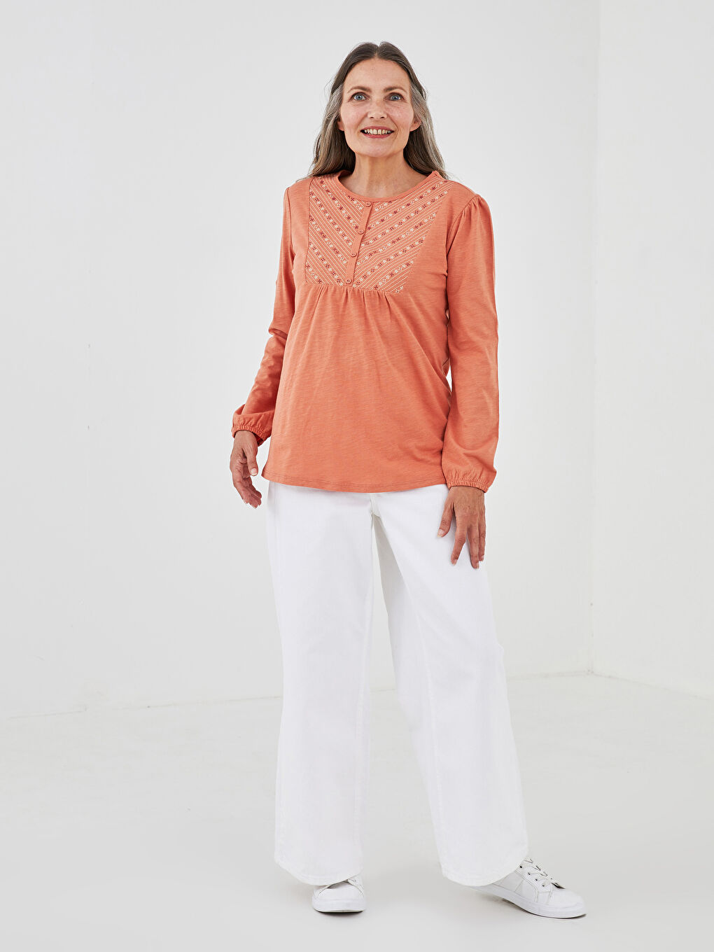 بلوزة نسائية بأكمام طويلة مطبوعة برقبة دائرية