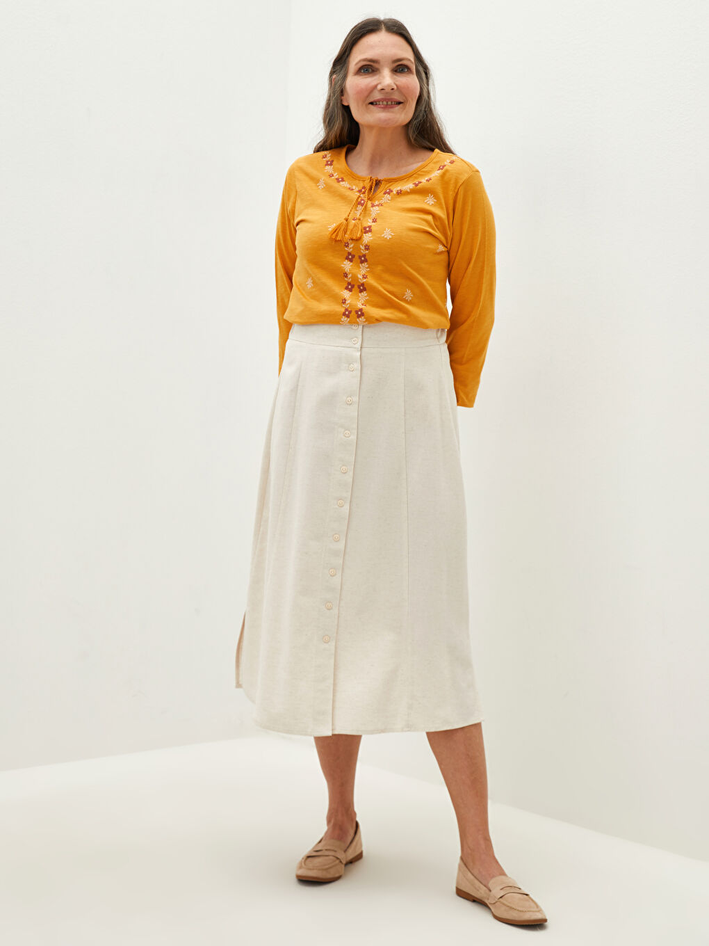 بلوزة نسائية بأكمام طويلة بطبعة زهرية برقبة مربوطة من القطن-1