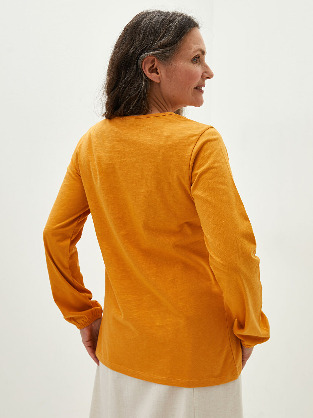 بلوزة نسائية بأكمام طويلة بطبعة زهرية برقبة مربوطة من القطن-2