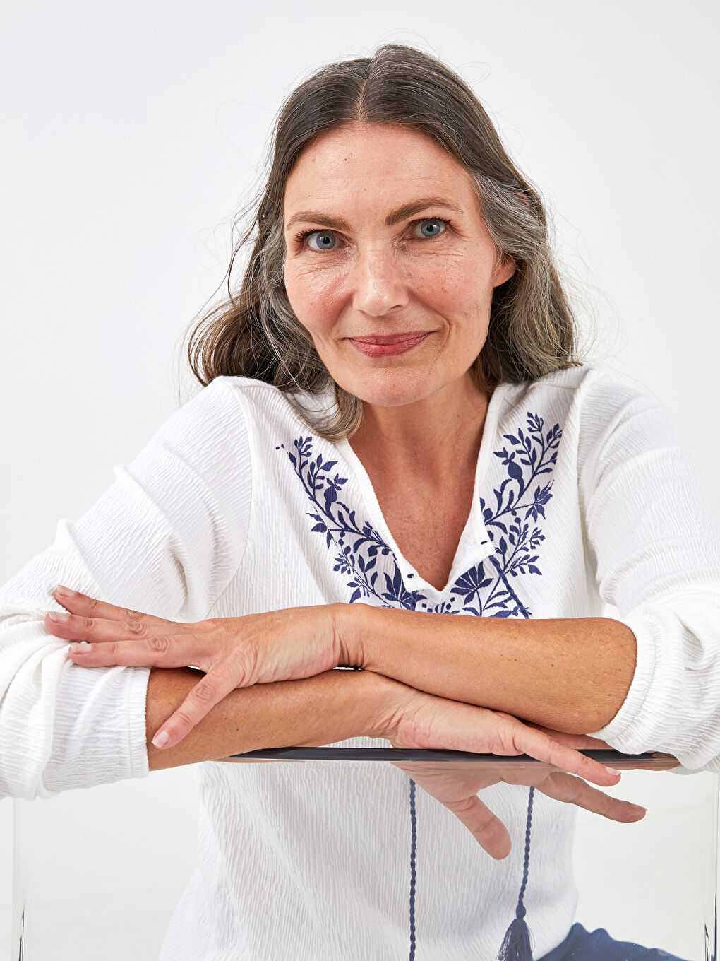 Beyaz Bağlamalı Yaka Desenli Uzun Kollu Kadın Bluz-1