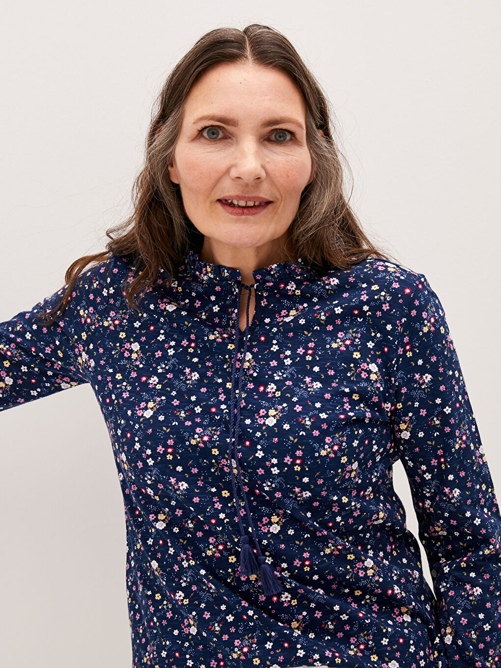 Lacivert Bağlamalı Yaka Çiçek Baskılı Uzun Kollu Pamuklu Kadın Bluz-1