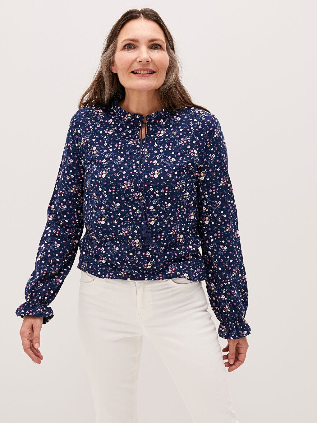 Lacivert Bağlamalı Yaka Çiçek Baskılı Uzun Kollu Pamuklu Kadın Bluz-4