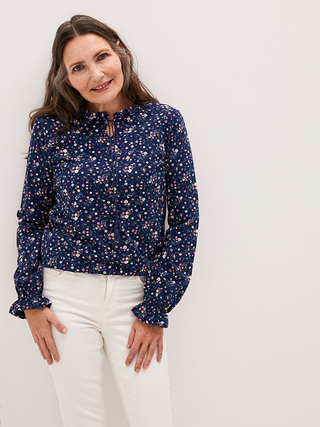 Lacivert Bağlamalı Yaka Çiçek Baskılı Uzun Kollu Pamuklu Kadın Bluz