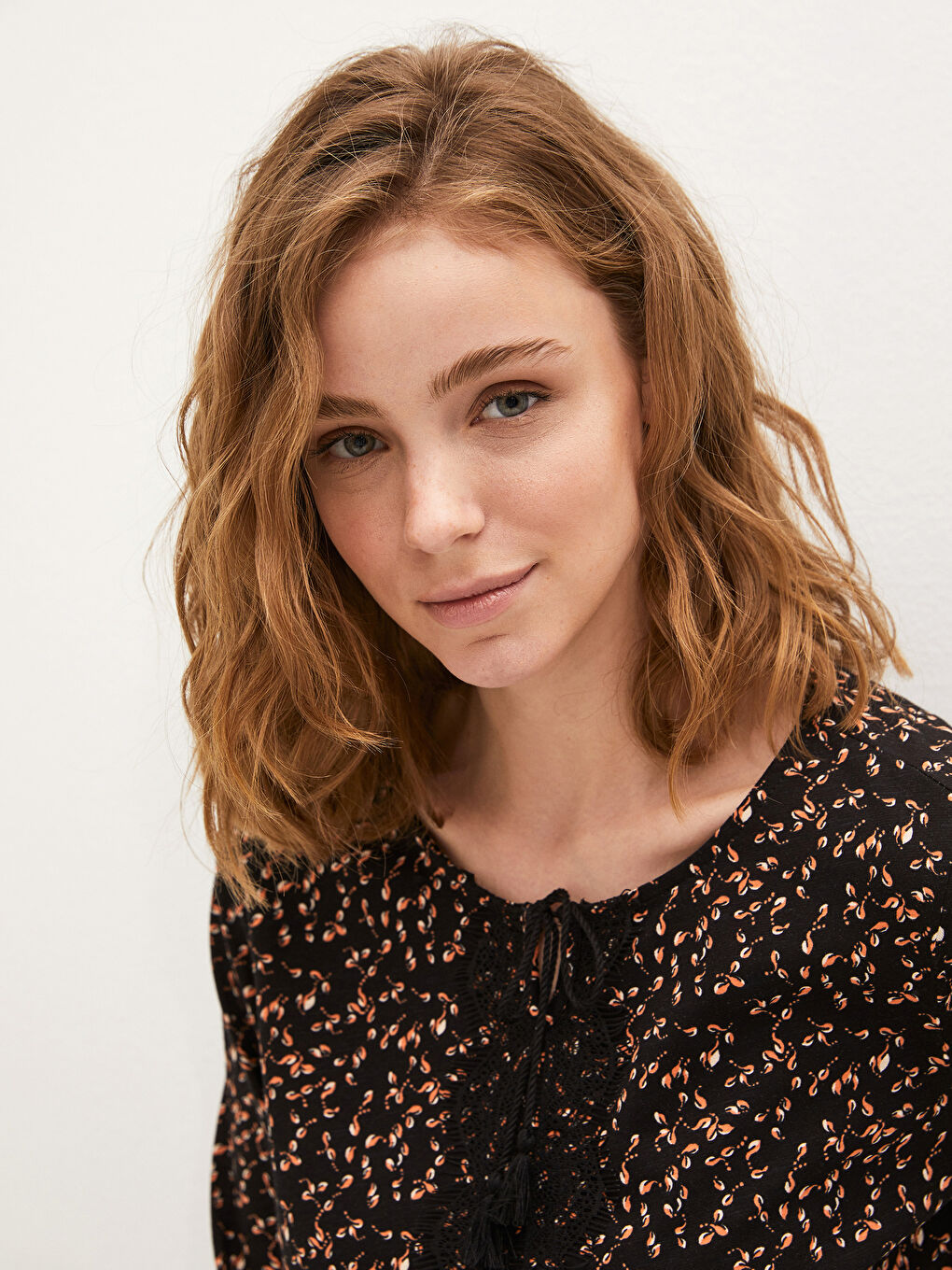 Siyah Bağlamalı Yaka Baskılı Nakış Desenli Uzun Kollu Kadın Bluz-1