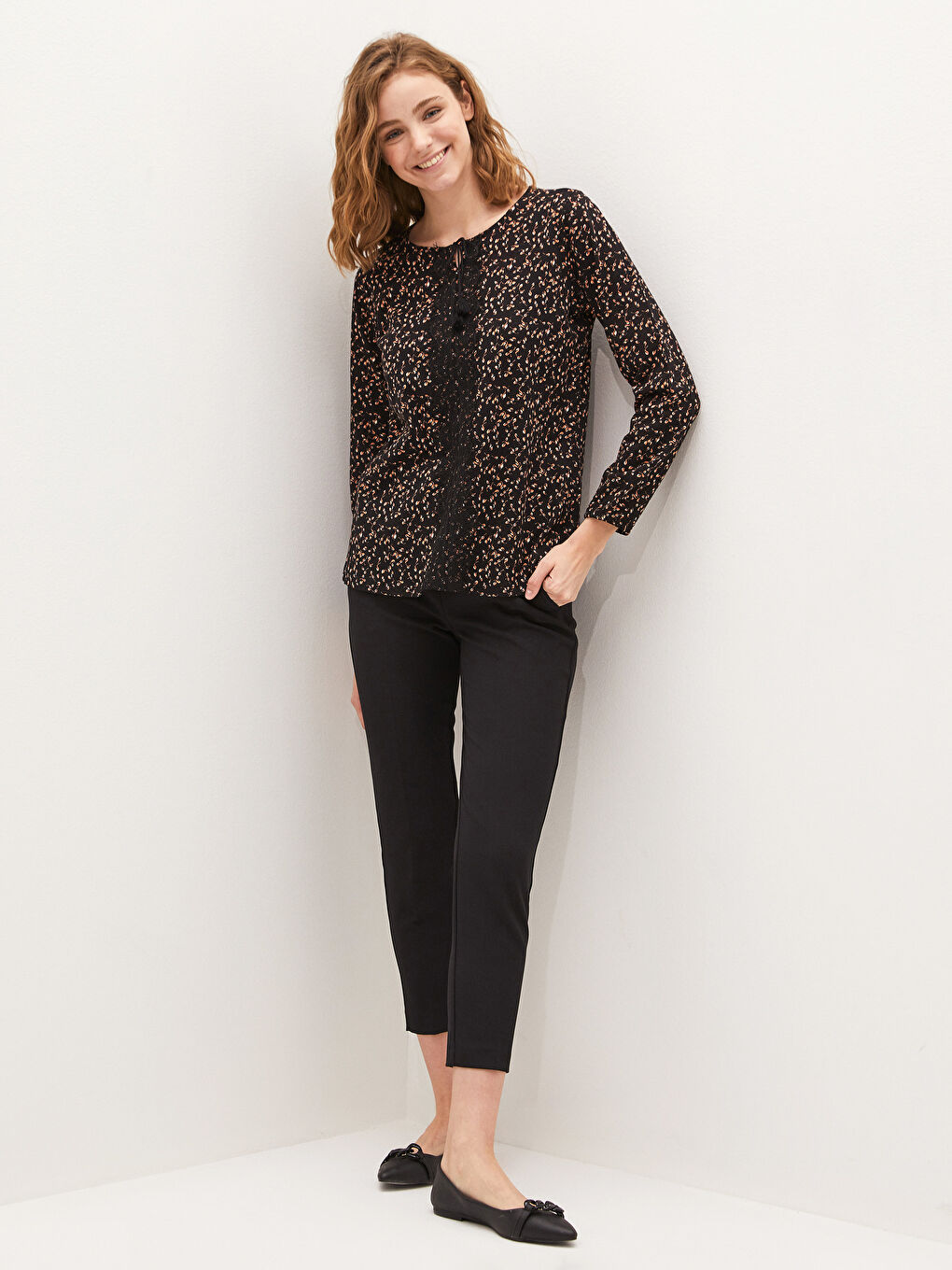 Siyah Bağlamalı Yaka Baskılı Nakış Desenli Uzun Kollu Kadın Bluz-2