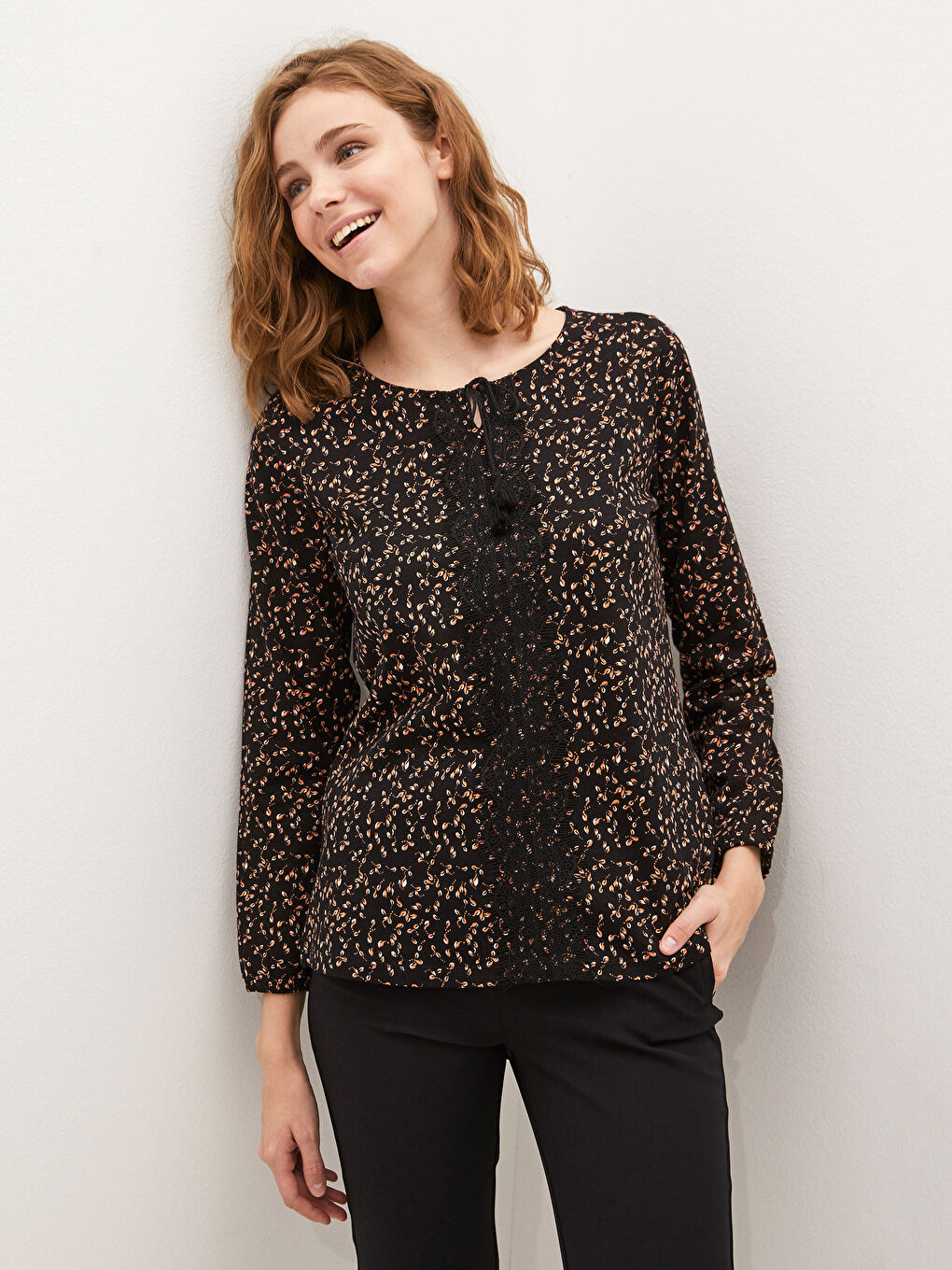 Siyah Bağlamalı Yaka Baskılı Nakış Desenli Uzun Kollu Kadın Bluz-4