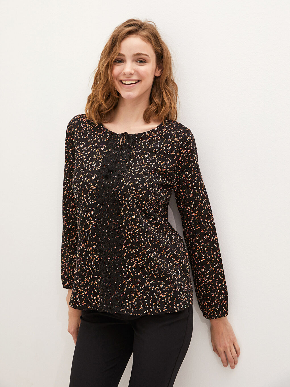 Siyah Bağlamalı Yaka Baskılı Nakış Desenli Uzun Kollu Kadın Bluz