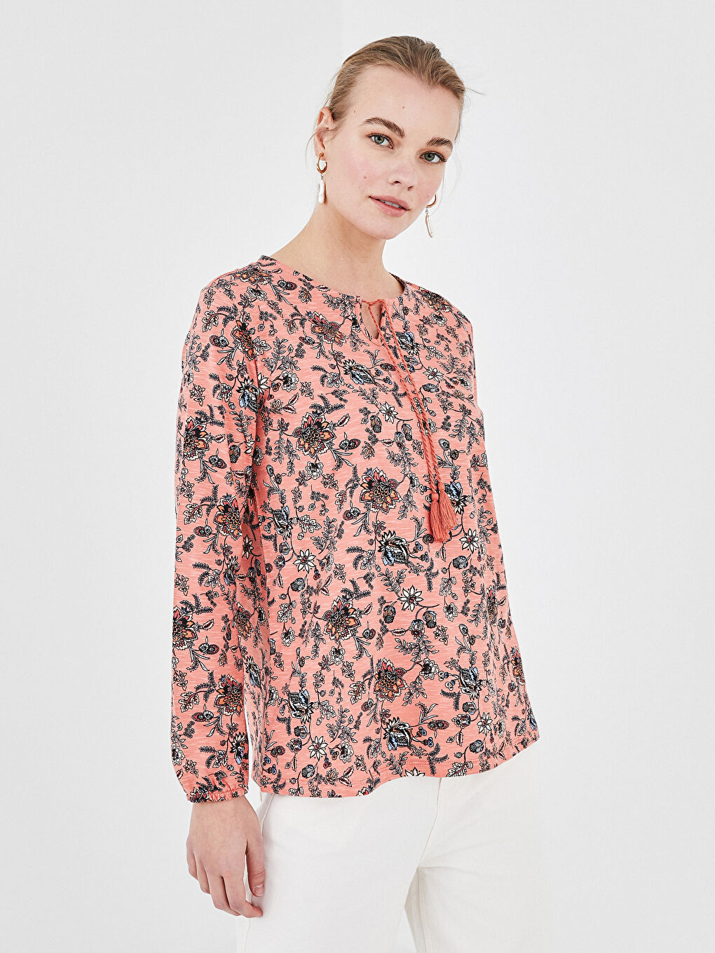 بلوزة نسائية بأكمام طويلة بطبعة زهرية برقبة مربوطة من القطن