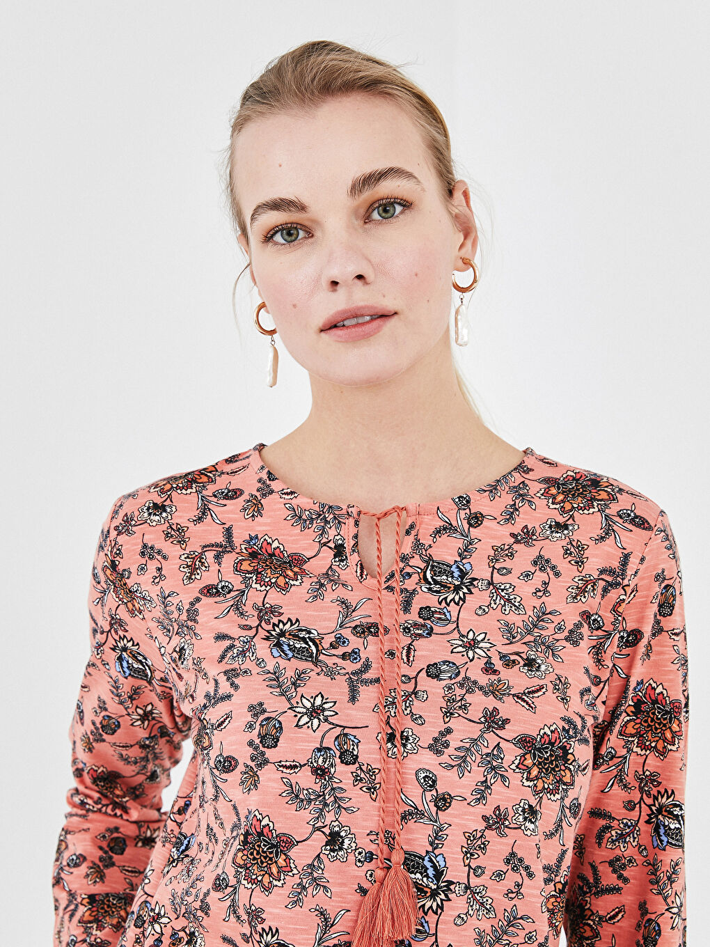 بلوزة نسائية بأكمام طويلة بطبعة زهرية برقبة مربوطة من القطن-1