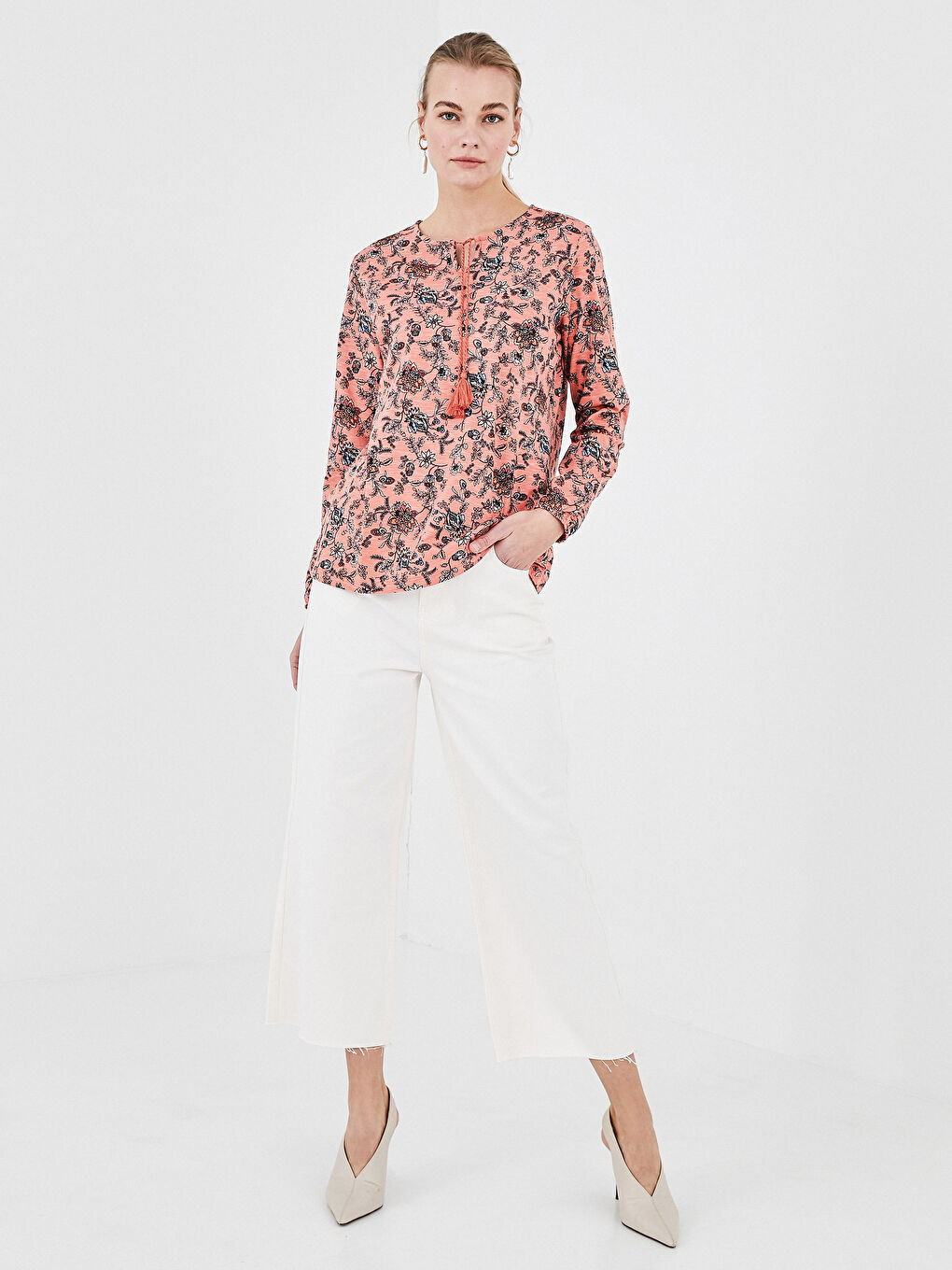 بلوزة نسائية بأكمام طويلة بطبعة زهرية برقبة مربوطة من القطن-2