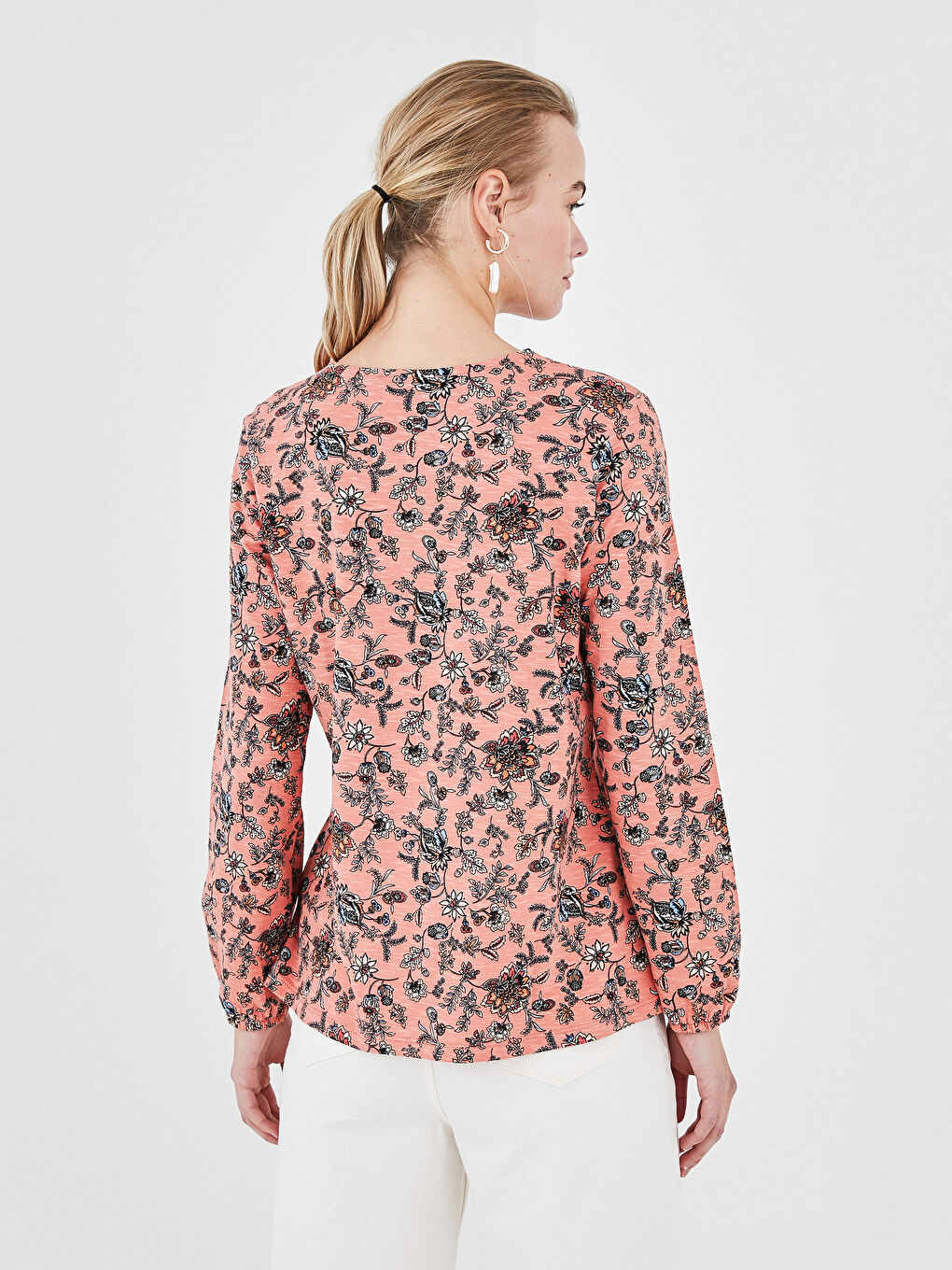 بلوزة نسائية بأكمام طويلة بطبعة زهرية برقبة مربوطة من القطن-3