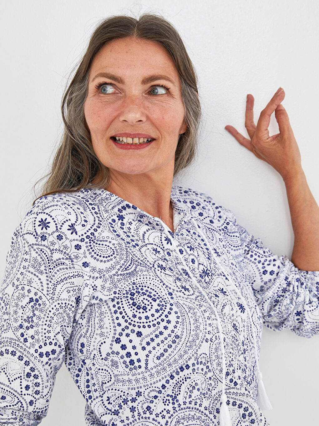 بلوزة نسائية بأكمام طويلة ونقشة بربطة عنق-1