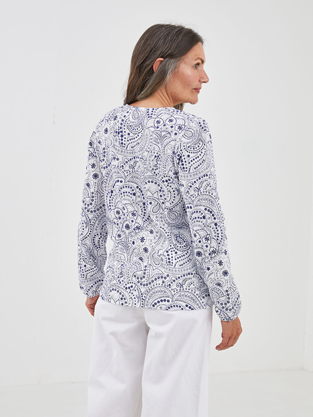 بلوزة نسائية بأكمام طويلة ونقشة بربطة عنق-3