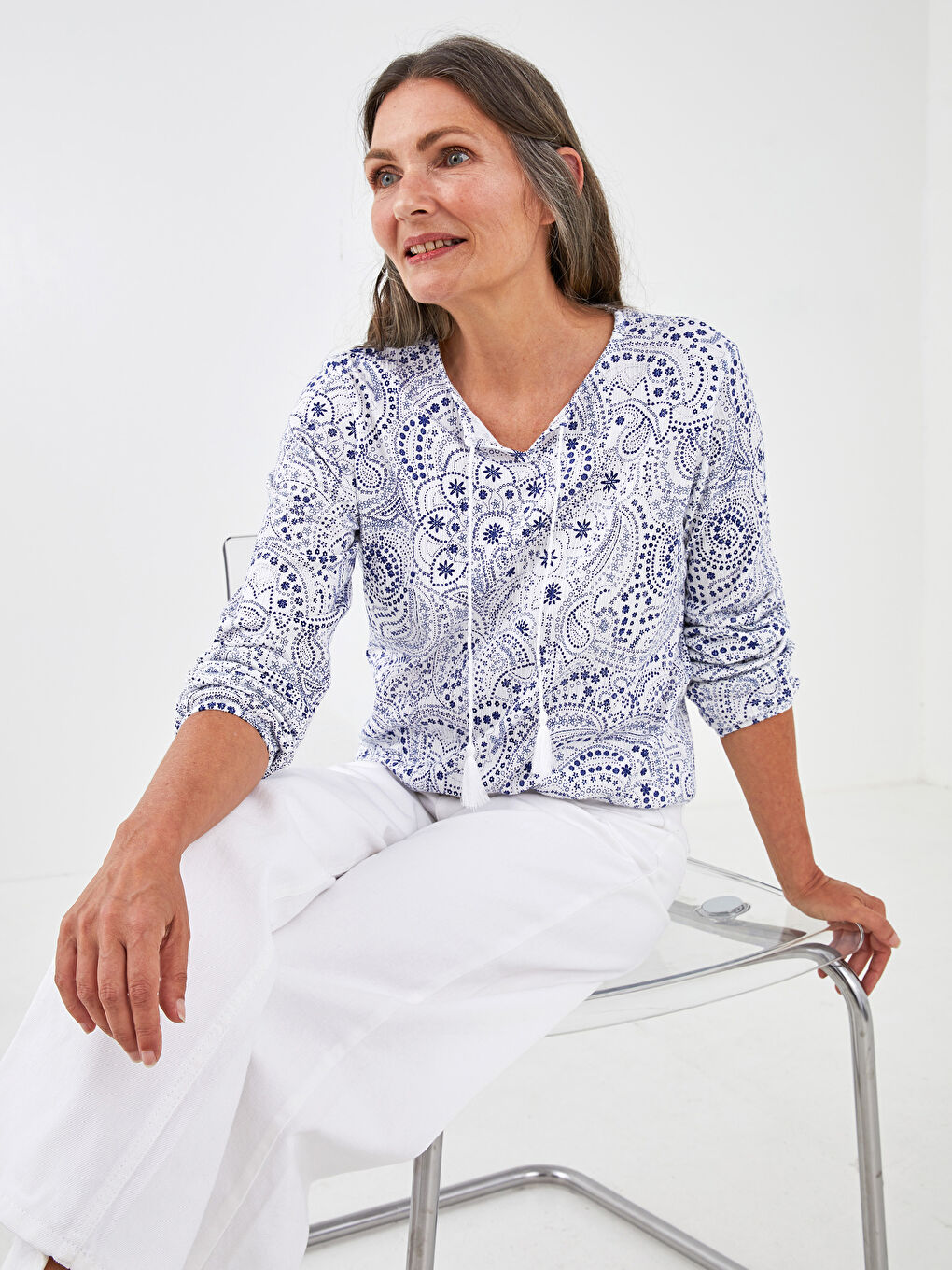 بلوزة نسائية بأكمام طويلة ونقشة بربطة عنق-4