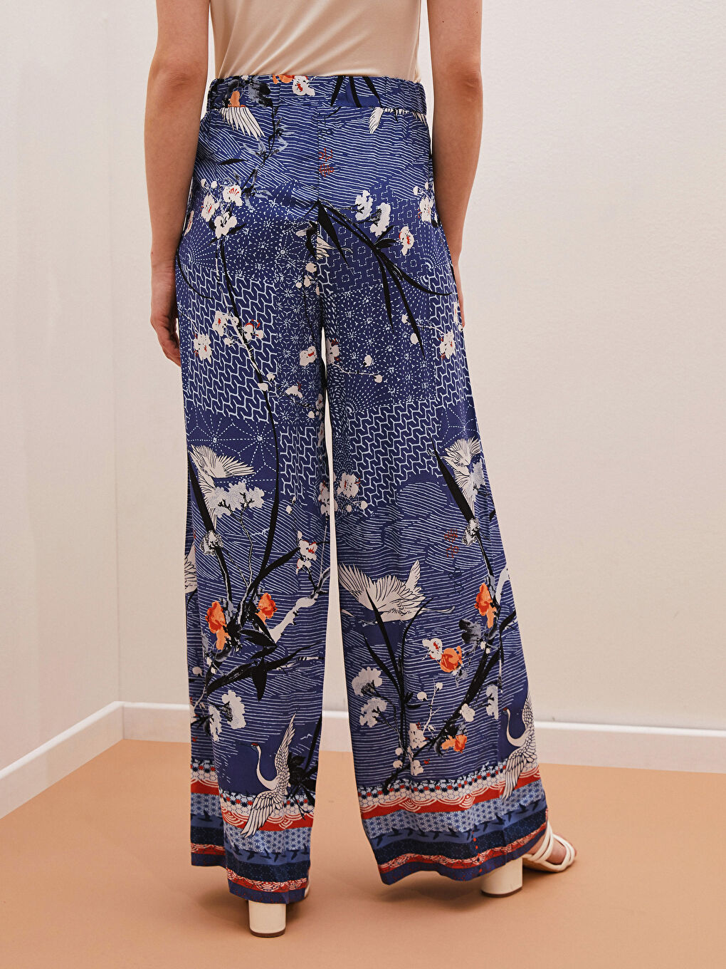 Mavi Bol Paça Desenli Viskon Kadın Pantolon-2