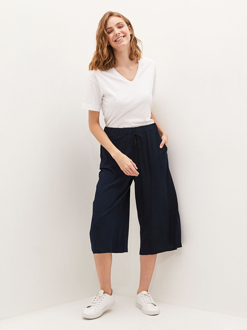 LCWAIKIKI Basic Elastic Waist Pocket Detailed Crinkle Fabric Women Capri -S1G182Z8-E1J