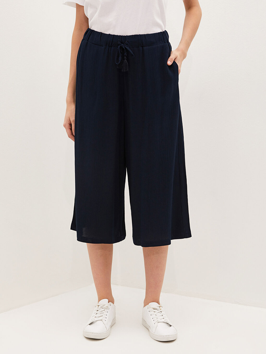 LCWAIKIKI Basic Elastic Waist Pocket Detailed Crinkle Fabric Women Capri -S1G182Z8-E1J